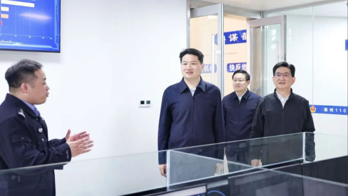 姜冬冬调研“五一”假期相关工作并看望慰问一线劳动者